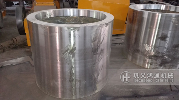 1210大型对辊破碎机辊皮配件发货现场